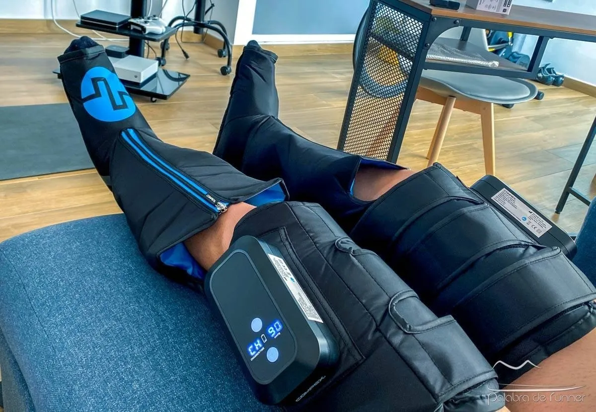 Primer plano de botas Compex Ayre con unidad de control